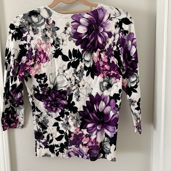 White House Black Market floral cardigan with zap buttons in size Medium - Picture 6 of 8